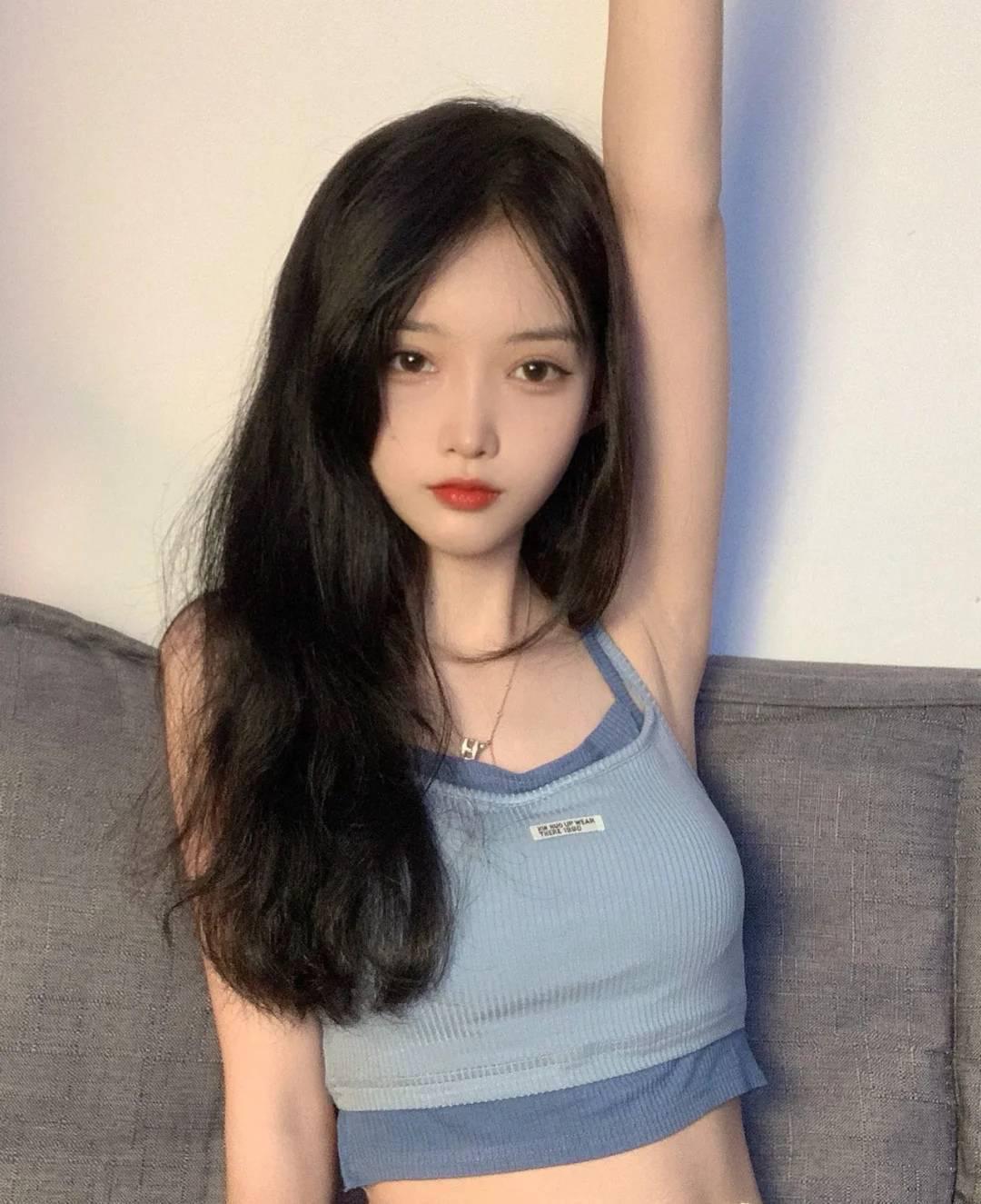 大长腿显得尤其诱惑，皮肤很不错，摸起来很丝滑，而且她给人感觉